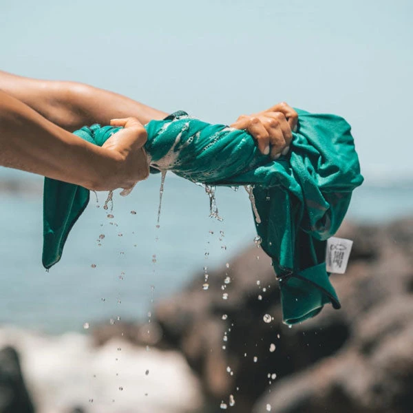 LifeVenture Recycled SoftFibre Trek Towel - Giant 2 LifeVenture Recycled SoftFibre Trek Towel - Giant - Image 2